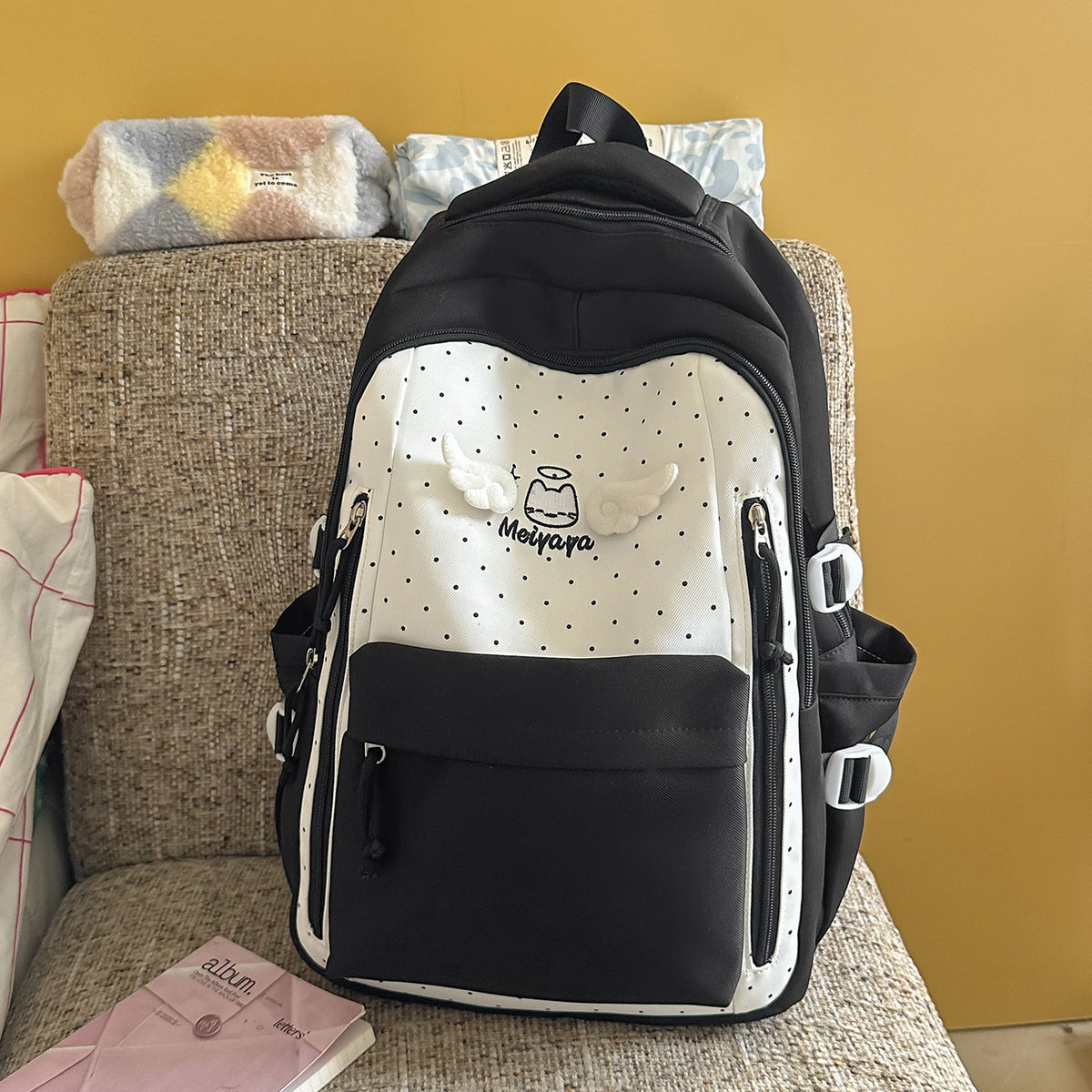Stylischer gepunkteter Rucksack mit dekorativen Akzenten Brehn