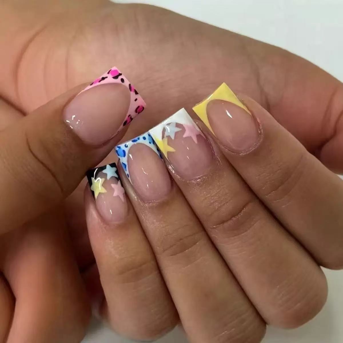 Kunstnagelset mit bunten Sternenmotiven und modernen Akzenten Brehn