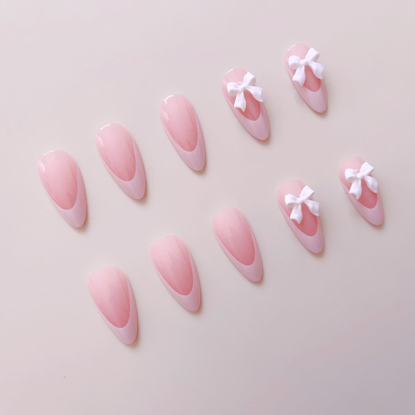 Kunstnagelset mit eleganten Spitzen und zarten Schleifenverzierungen Brehn
