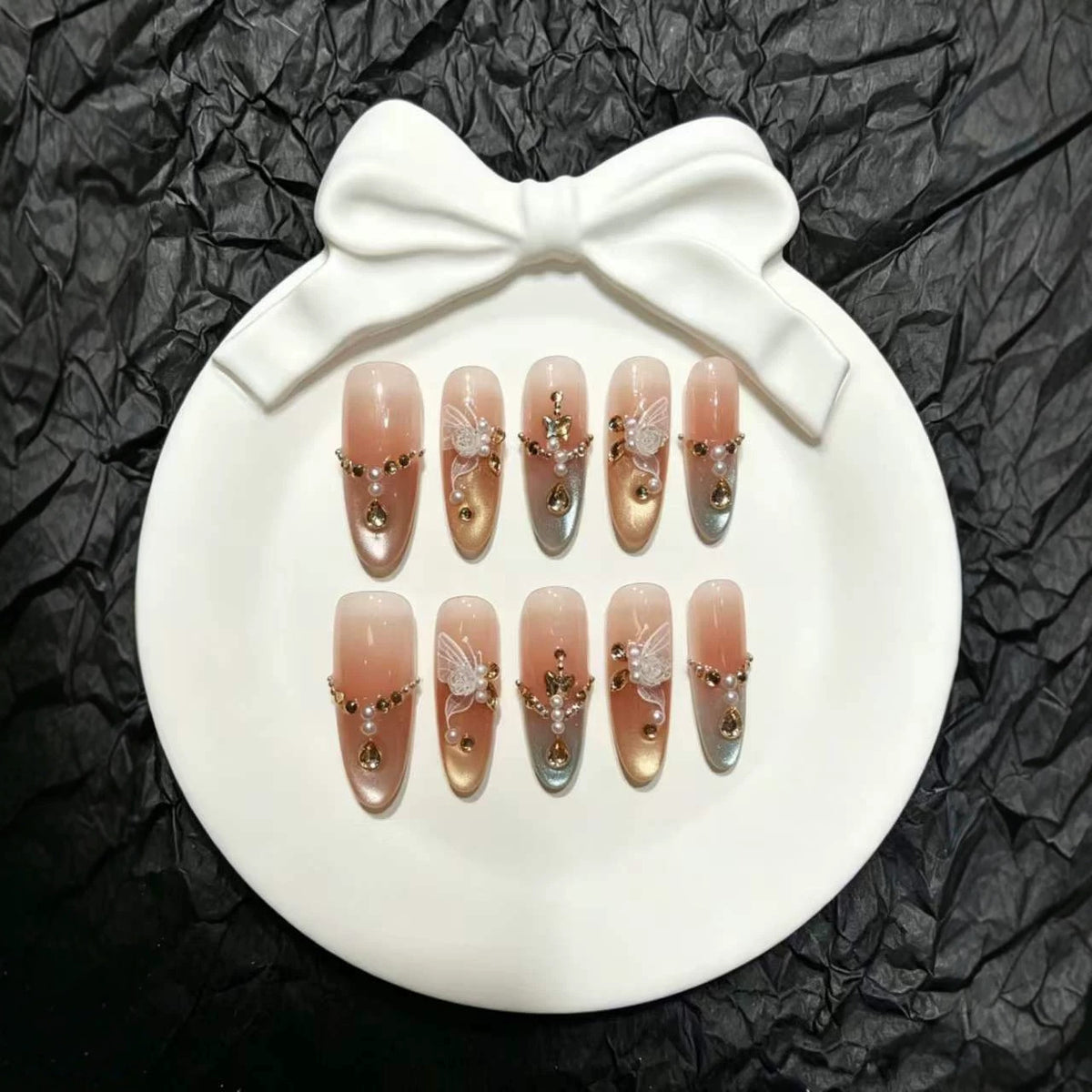 Dekorativer Press-On-Nagelset mit 3D-Elementen
