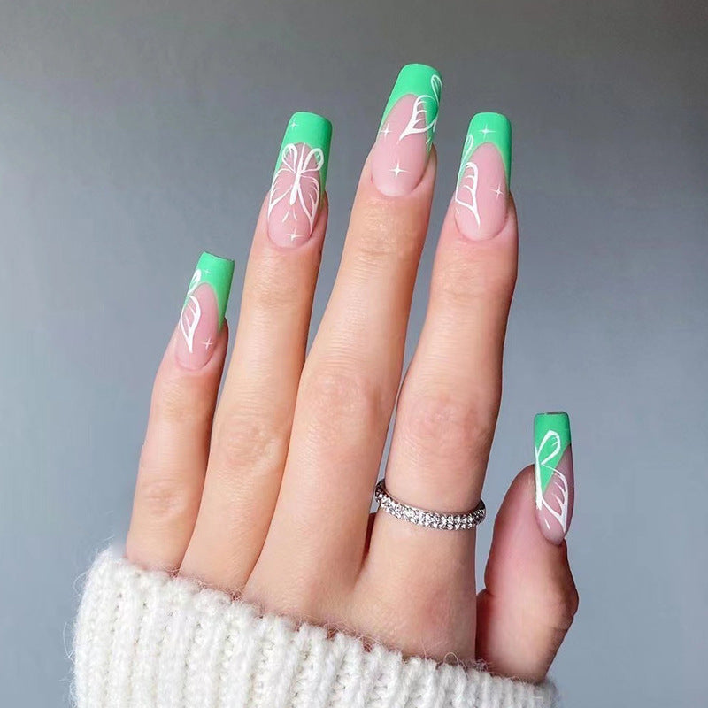 Kunstvolle Nailart mit floralen Akzenten Brehn