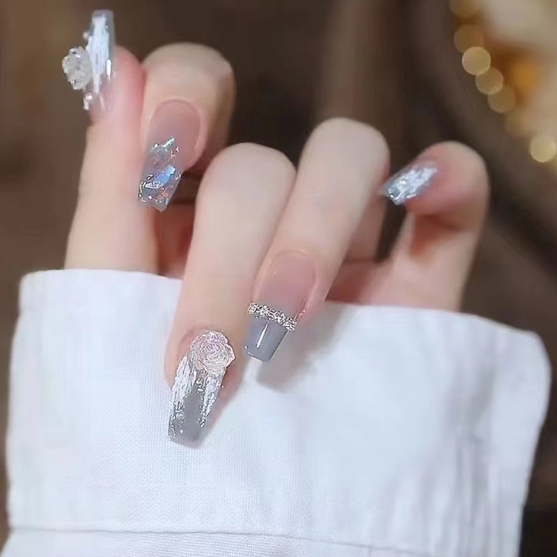Kunstnagelset mit filigranen Rosen- und Glitzerverzierungen Brehn