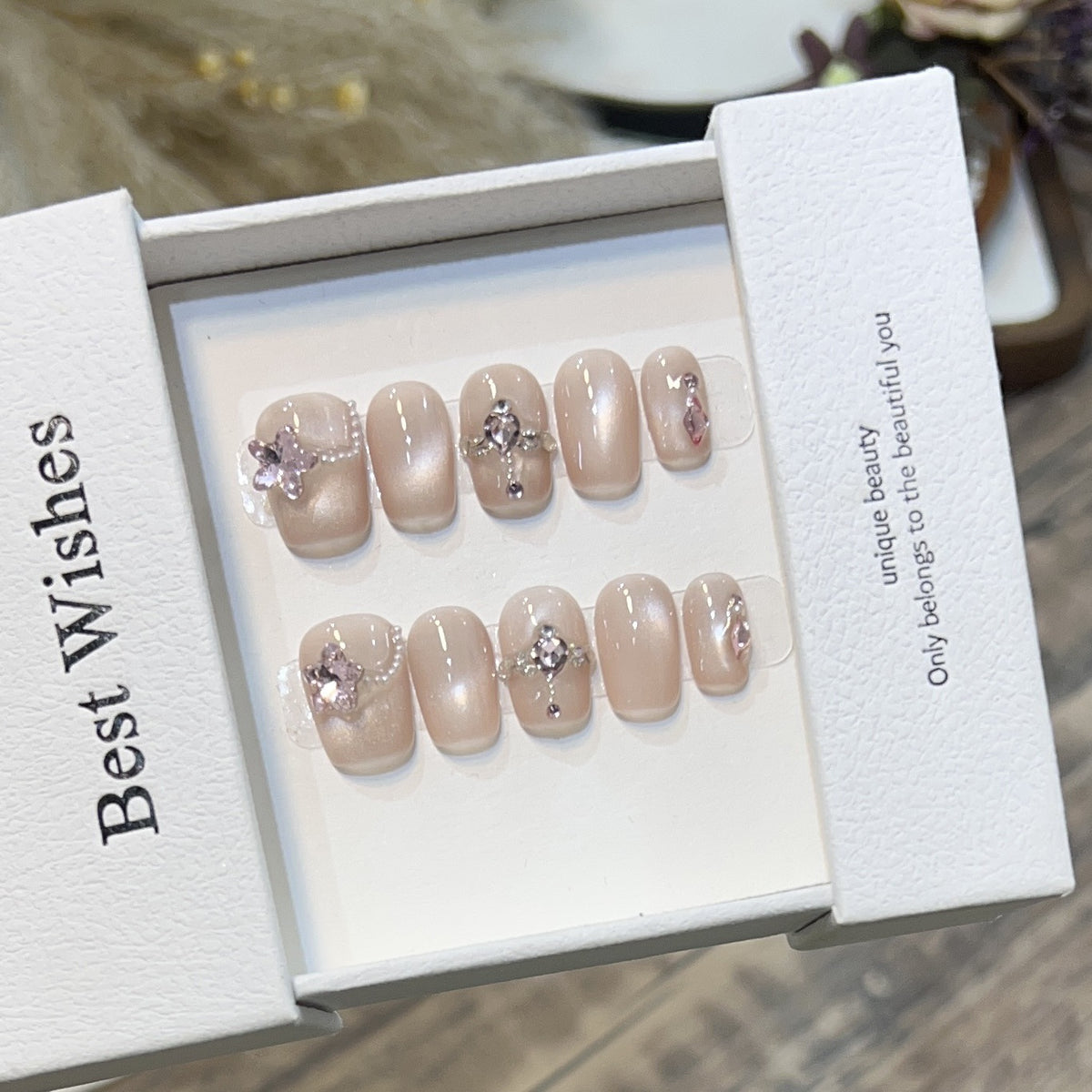 Elegantes Press-On-Nagelset mit floralen Akzenten Brehn