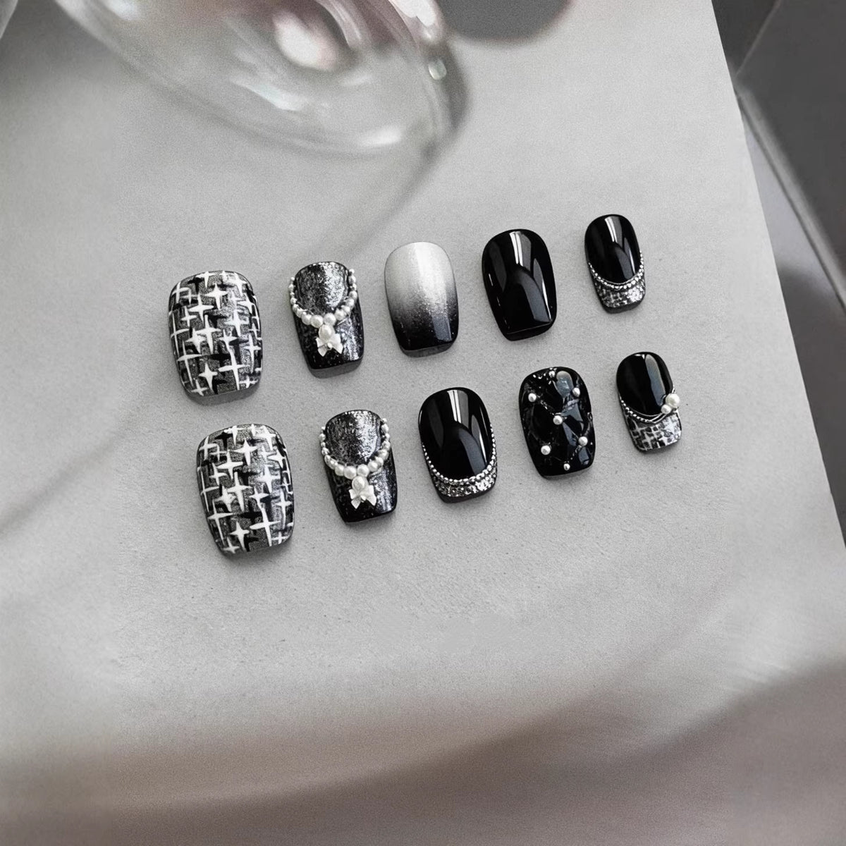 Dekorative Press-On Nagelkunst Kollektion mit Perlen- und Ombre-Akzenten
