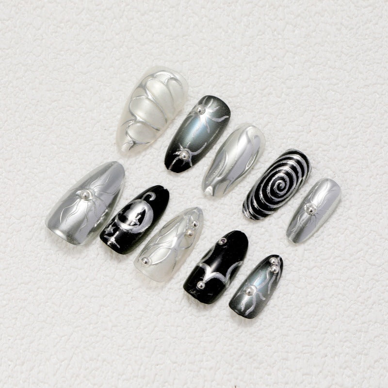 Kunstnägel mit Metallic-Effekten und komplexen Designs Brehn