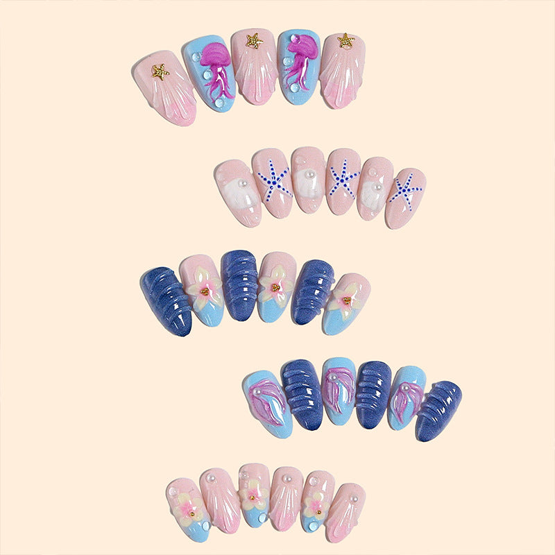 Kunstvolle Nagelspitzen im maritimen Stil Brehn