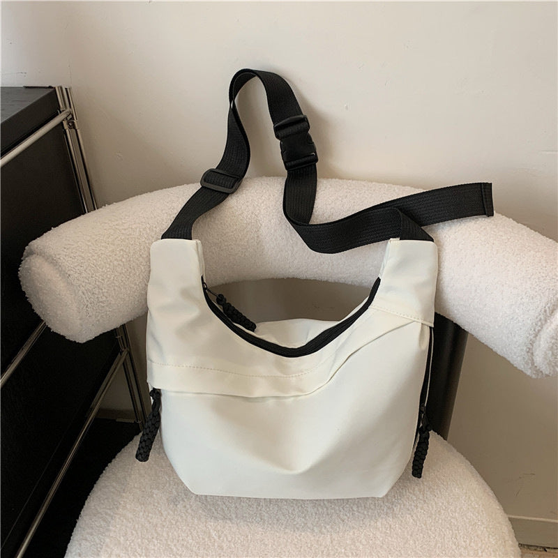 Lässige strukturierte Schultertasche