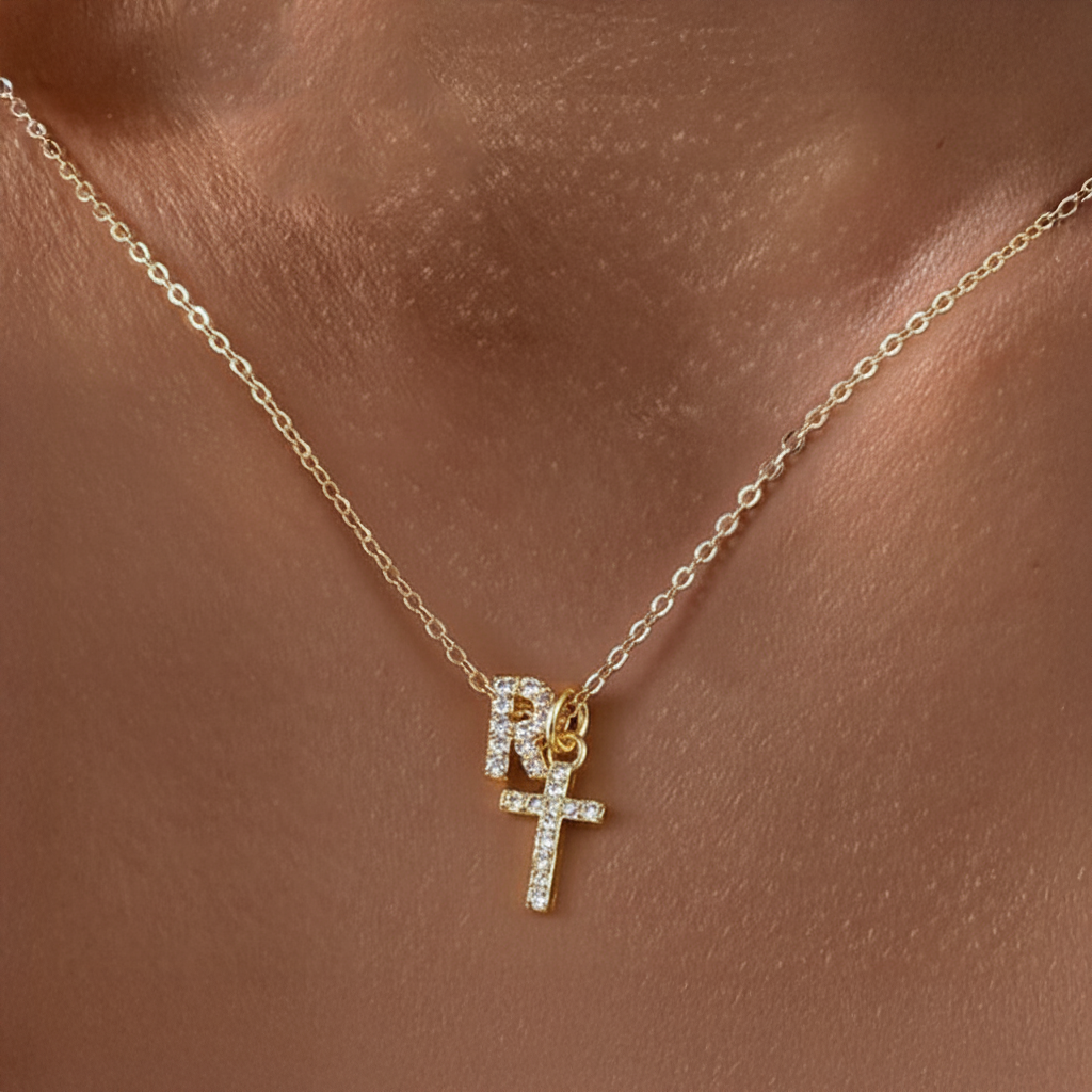 Brehn | Zarte Diamant Initial & Kreuz Halskette