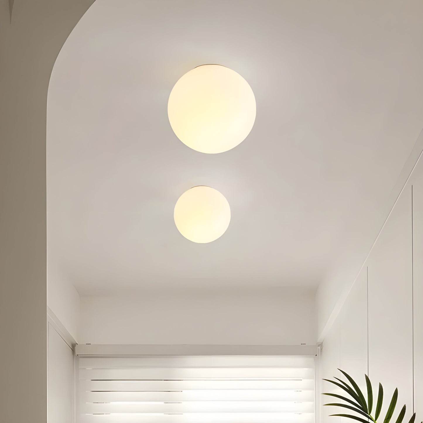 GlasAura Wandlampe mit Mattglasball und Metallbasis | Brehn