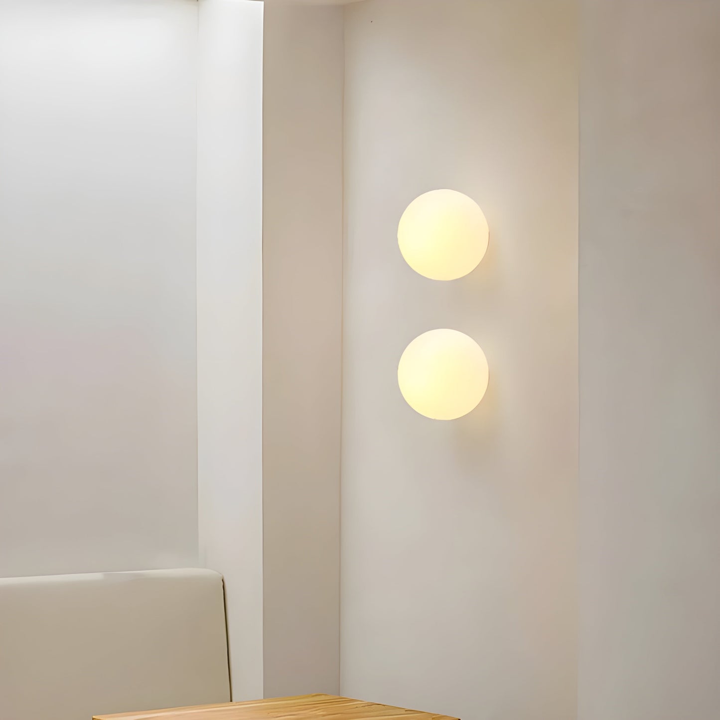 GlasAura Wandlampe mit Mattglasball und Metallbasis | Brehn