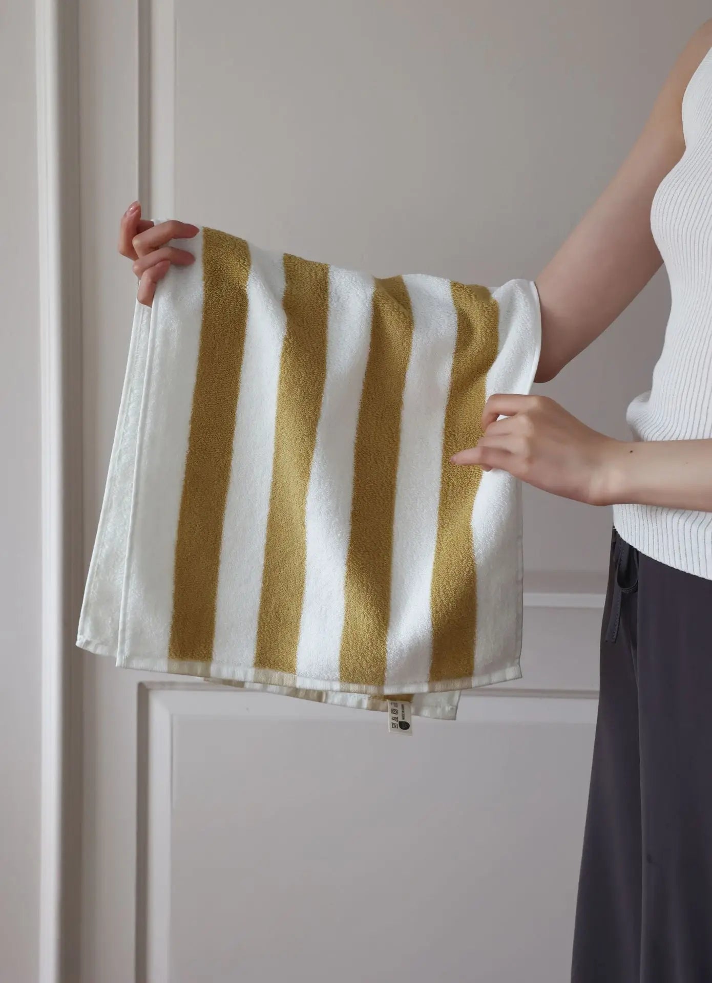 RetroStripe Luxe Baumwollhandtuch – Gestreiftes Baumwoll-Handtuch in Hotelqualität | Brehn