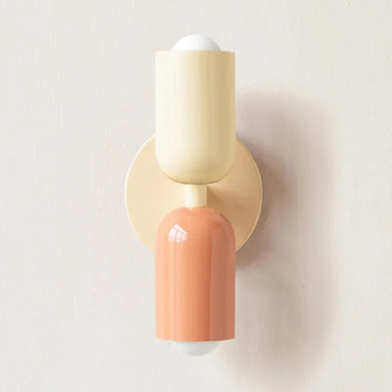 Moderne, minimalistische nordische LED-Wandleuchte in Creme mit zwei Leuchtenköpfen für Wohnzimmer, Schlafzimmer und Arbeitszimmer – ideal als Innendekoration.