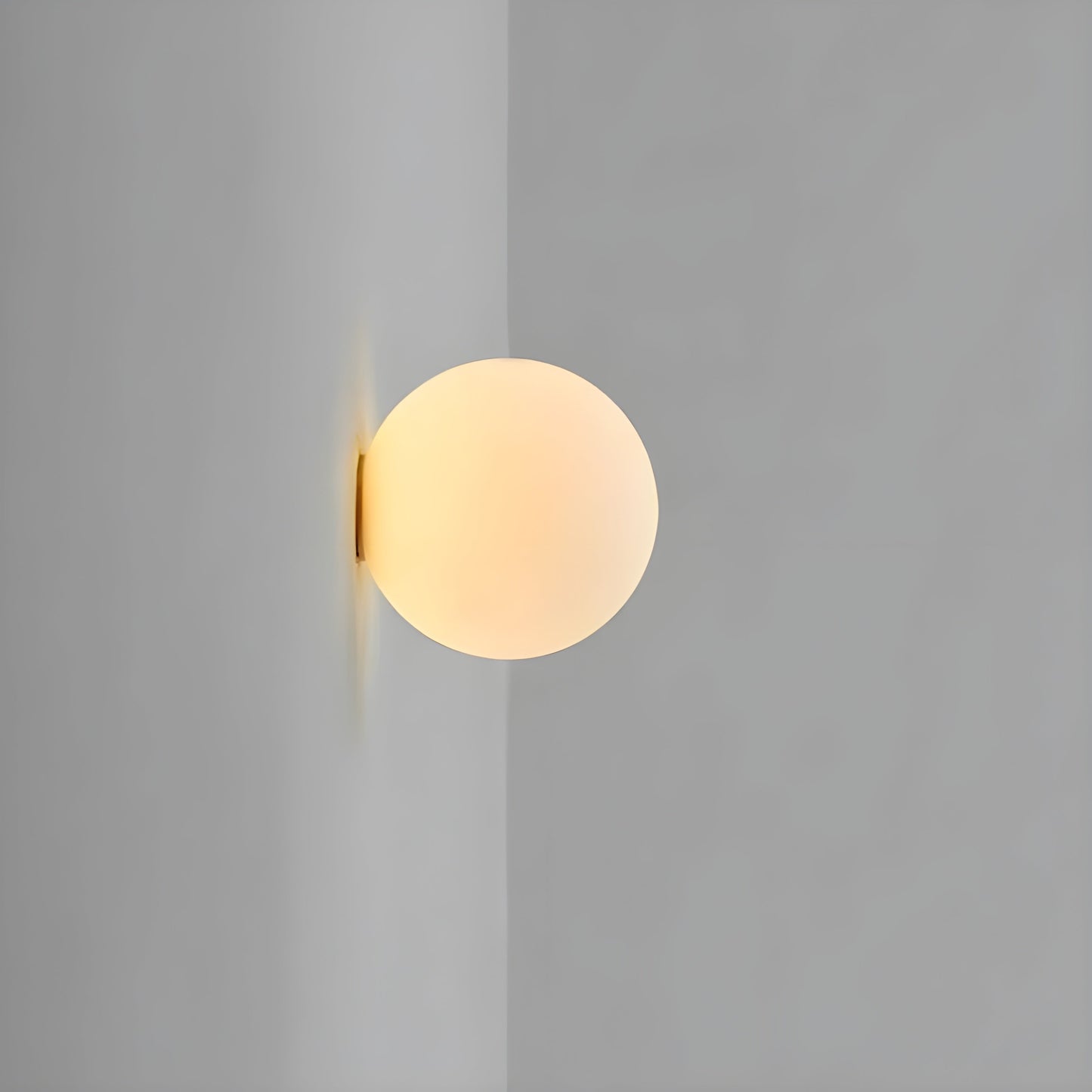 GlasAura Wandlampe mit Mattglasball und Metallbasis | Brehn
