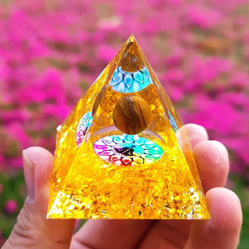 Orgonite-Pyramide mit Amethyst Pendel – Energie, Schutz und Dekoration | Brehn