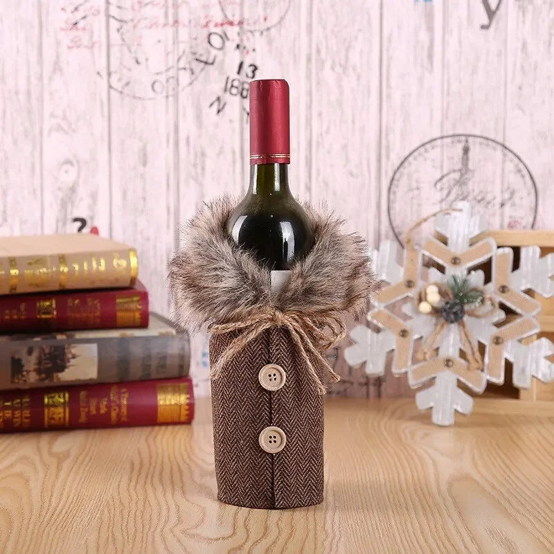 Weihnachtliche Flaschenhülle mit Fellkragen – Festliche Hülle für Weinflaschen, Wichtel-Deko für Weihnachten, Perfekt als Geschenkverpackung | Brehn