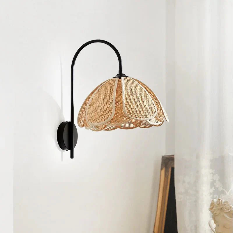Brehn | LumaFlora - Elegante Rattan-Wandleuchte - Warme florale Atmosphäre
