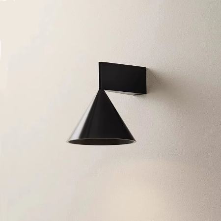 Elegante skandinavische, kegelförmige Wandleuchte für moderne Interieurs