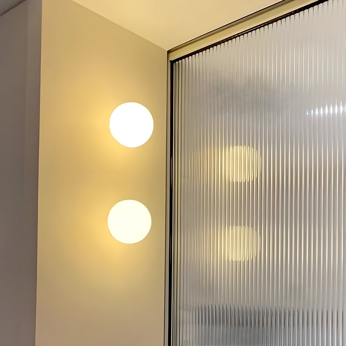 GlasAura Wandlampe mit Mattglasball und Metallbasis | Brehn