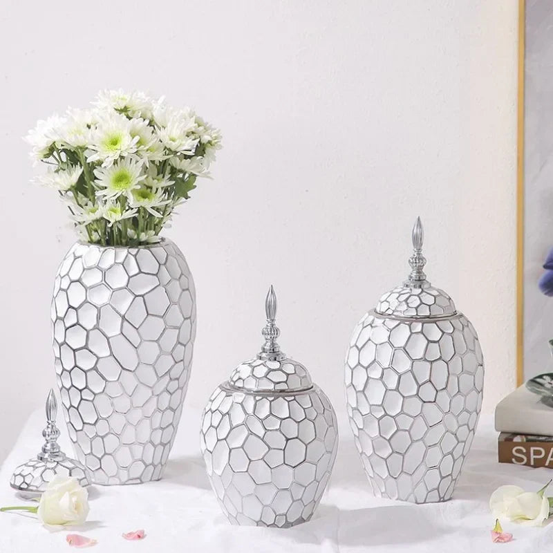 Brehn | Elegante Keramikvase mit goldenen Akzenten