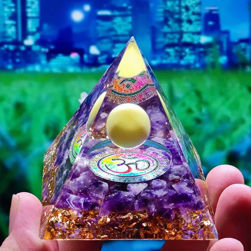 Orgonite-Pyramide mit Amethyst Pendel – Energie, Schutz und Dekoration | Brehn