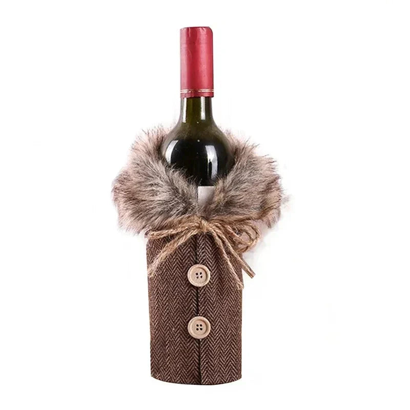 Weihnachtliche Flaschenhülle mit Fellkragen – Festliche Hülle für Weinflaschen, Wichtel-Deko für Weihnachten, Perfekt als Geschenkverpackung | Brehn