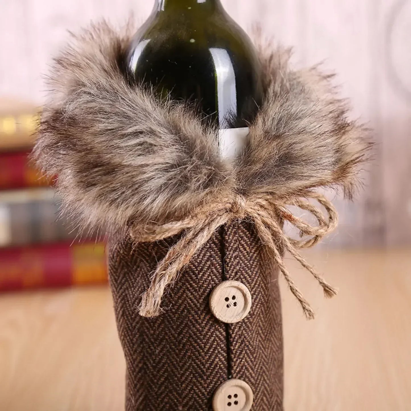 Weihnachtliche Flaschenhülle mit Fellkragen – Festliche Hülle für Weinflaschen, Wichtel-Deko für Weihnachten, Perfekt als Geschenkverpackung | Brehn