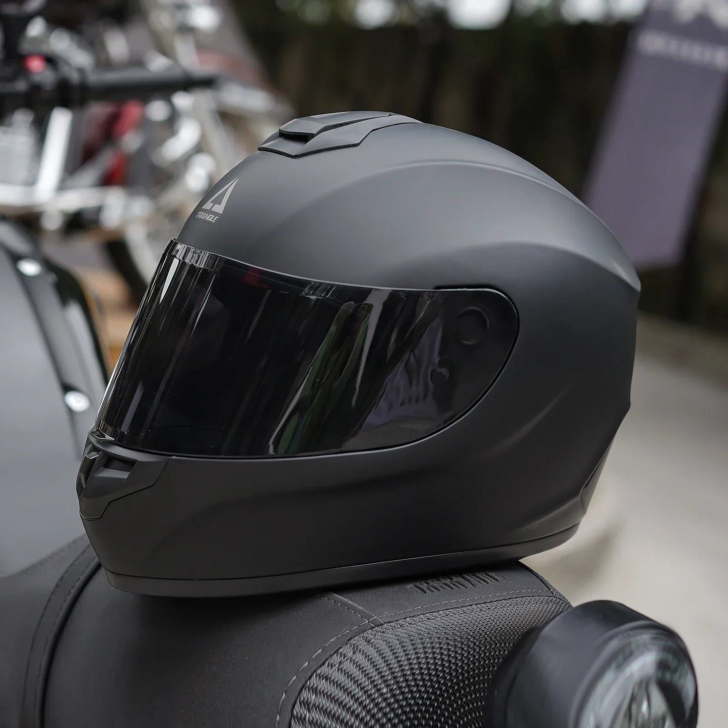 Moderner Integralhelm mit klarem Visier