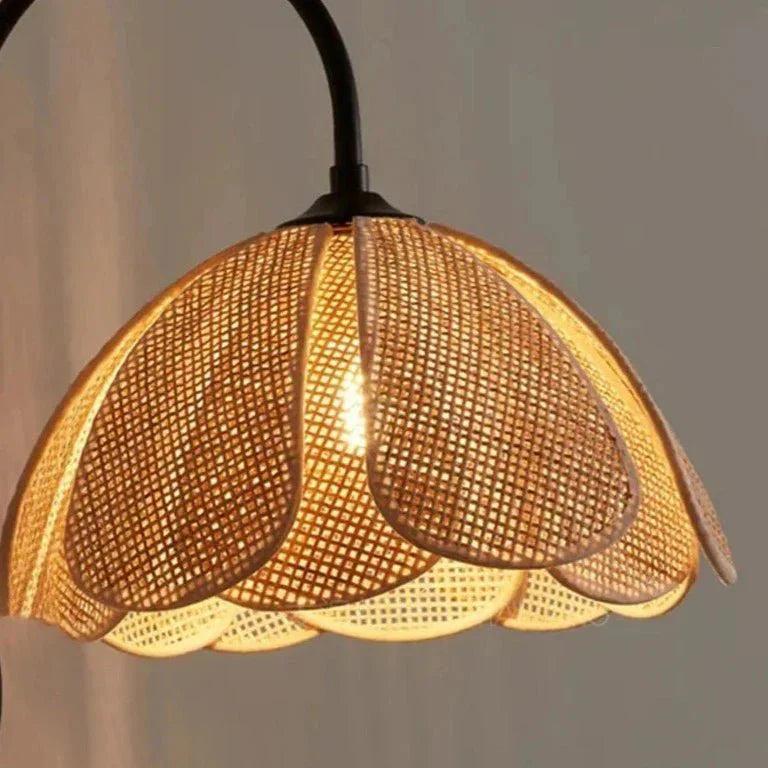 Brehn | LumaFlora - Elegante Rattan-Wandleuchte - Warme florale Atmosphäre