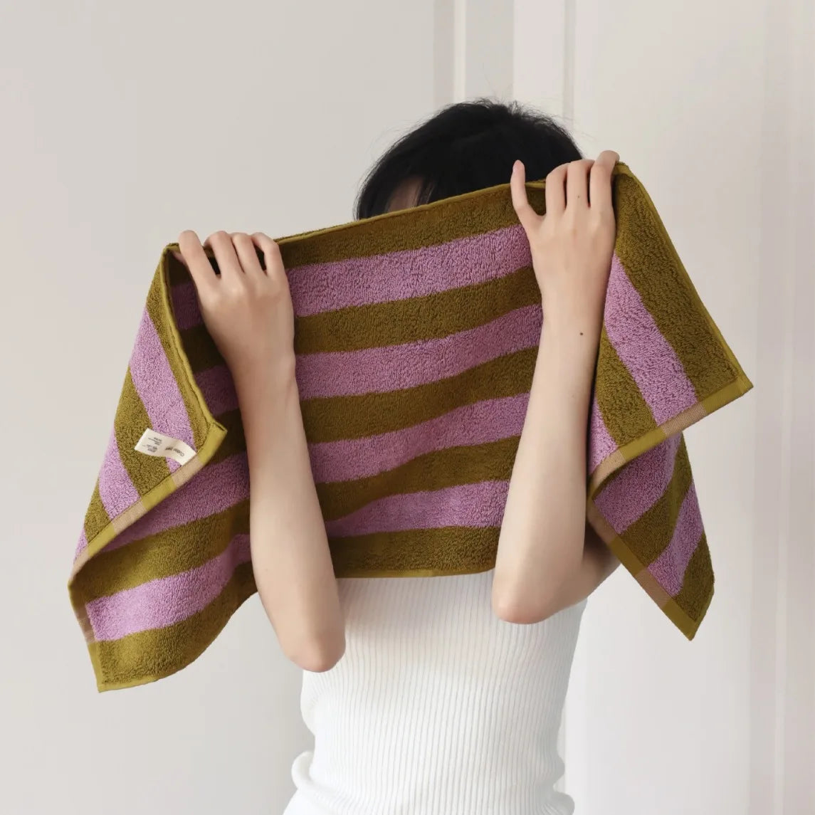 RetroStripe Luxe Baumwollhandtuch – Gestreiftes Baumwoll-Handtuch in Hotelqualität | Brehn