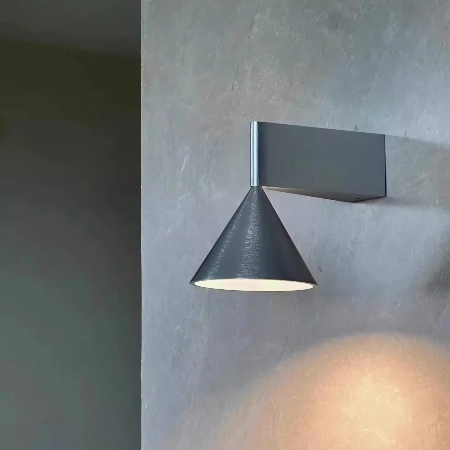 Elegante skandinavische, kegelförmige Wandleuchte für moderne Interieurs