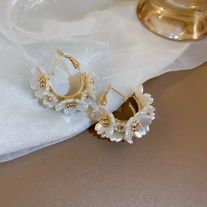 Brehn | Runde Blütenakzent elegante Ohrringe