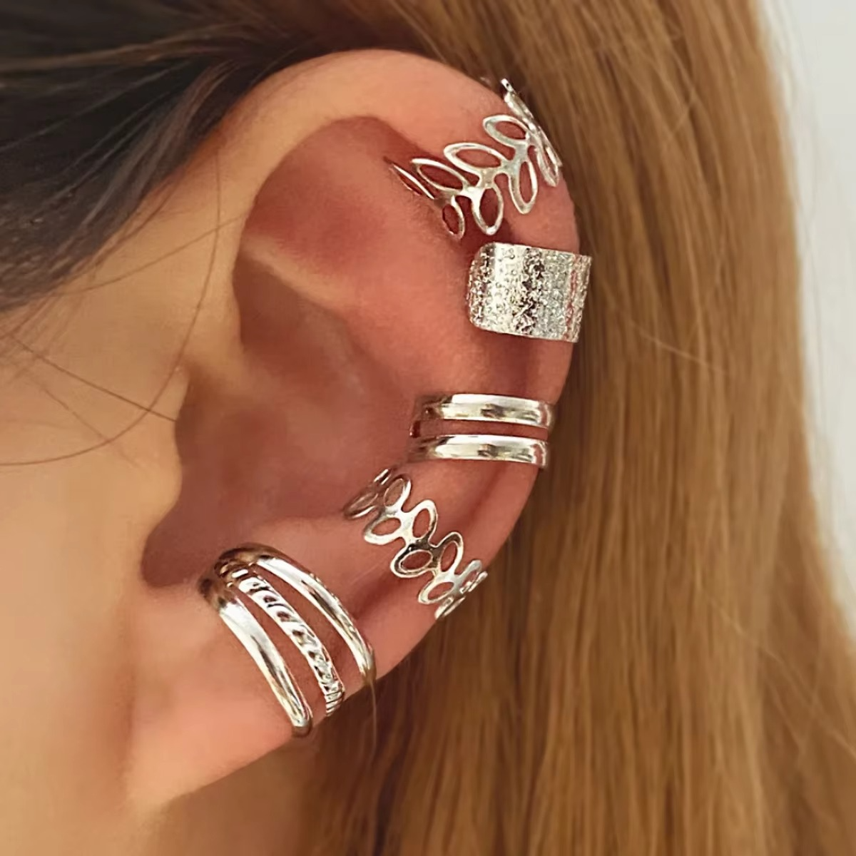 Elegantes Clip-Ohrclip-Set mit Goldblatt-Verzierung für Damen