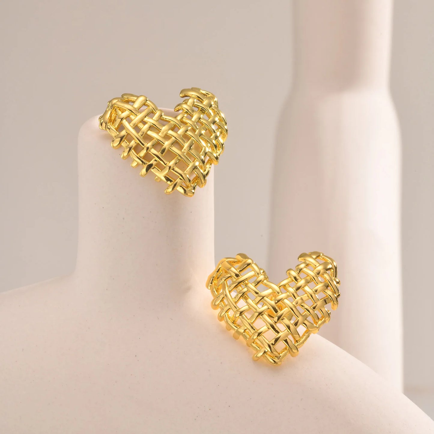 Brehn | 14k geflochtene Herzohrringe