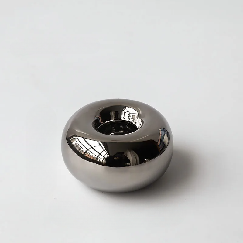 Eleganter Silberner Kerzenhalter mit minimalistischem Design | Brehn