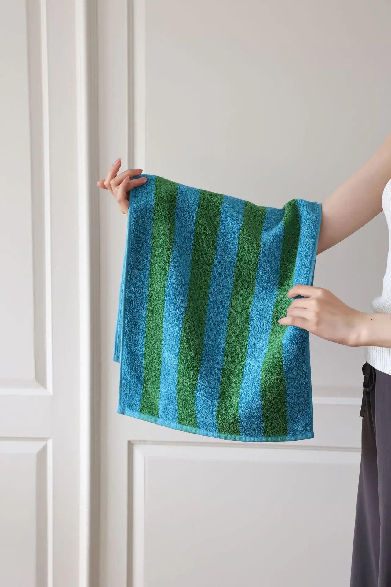 RetroStripe Luxe Baumwollhandtuch – Gestreiftes Baumwoll-Handtuch in Hotelqualität | Brehn