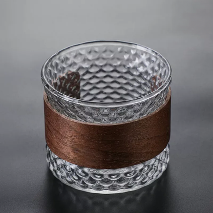 OakFlow Whisky Tumbler – Handgefertigtes Glas mit Holzakzent | Brehn
