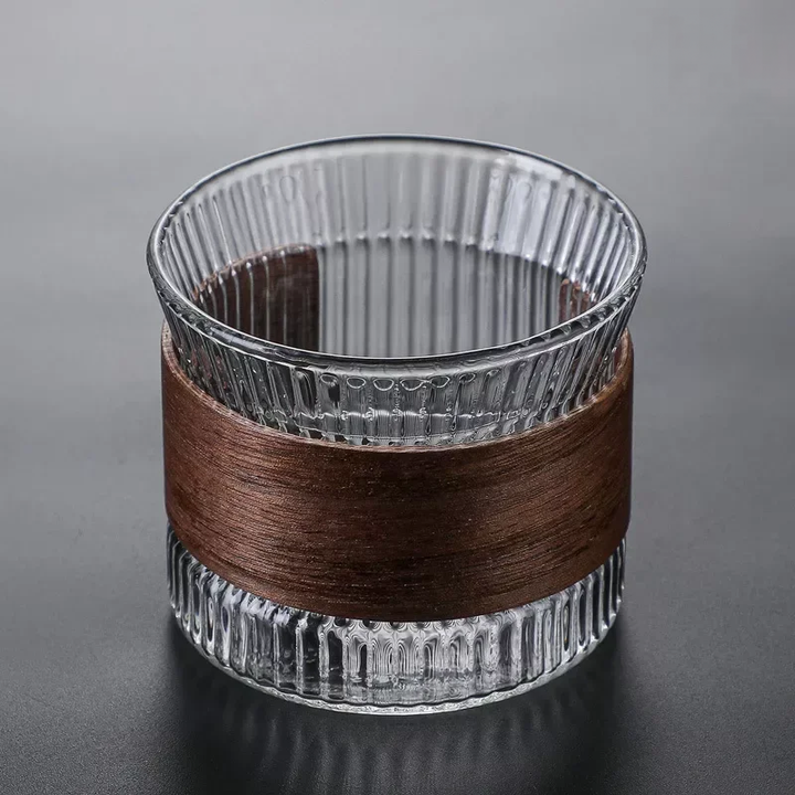 OakFlow Whisky Tumbler – Handgefertigtes Glas mit Holzakzent | Brehn