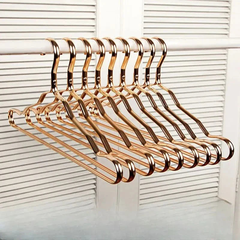 Hochwertige Kleiderbügel aus Messing für elegante Garderobe