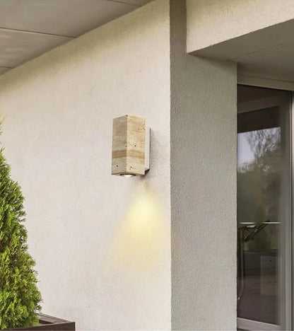 Brehn | Moderne natürliche LED-Wandlampe aus Travertin
