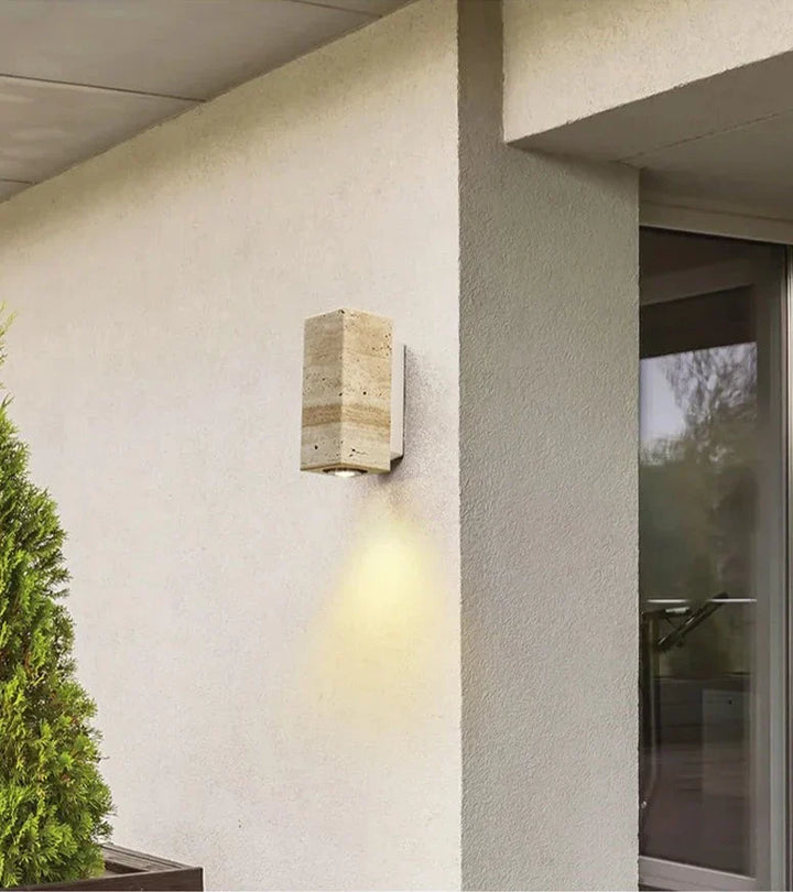 Brehn | Moderne natürliche LED-Wandlampe aus Travertin