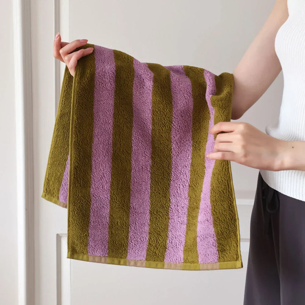 RetroStripe Luxe Baumwollhandtuch – Gestreiftes Baumwoll-Handtuch in Hotelqualität | Brehn