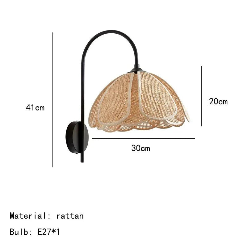 Brehn | LumaFlora - Elegante Rattan-Wandleuchte - Warme florale Atmosphäre