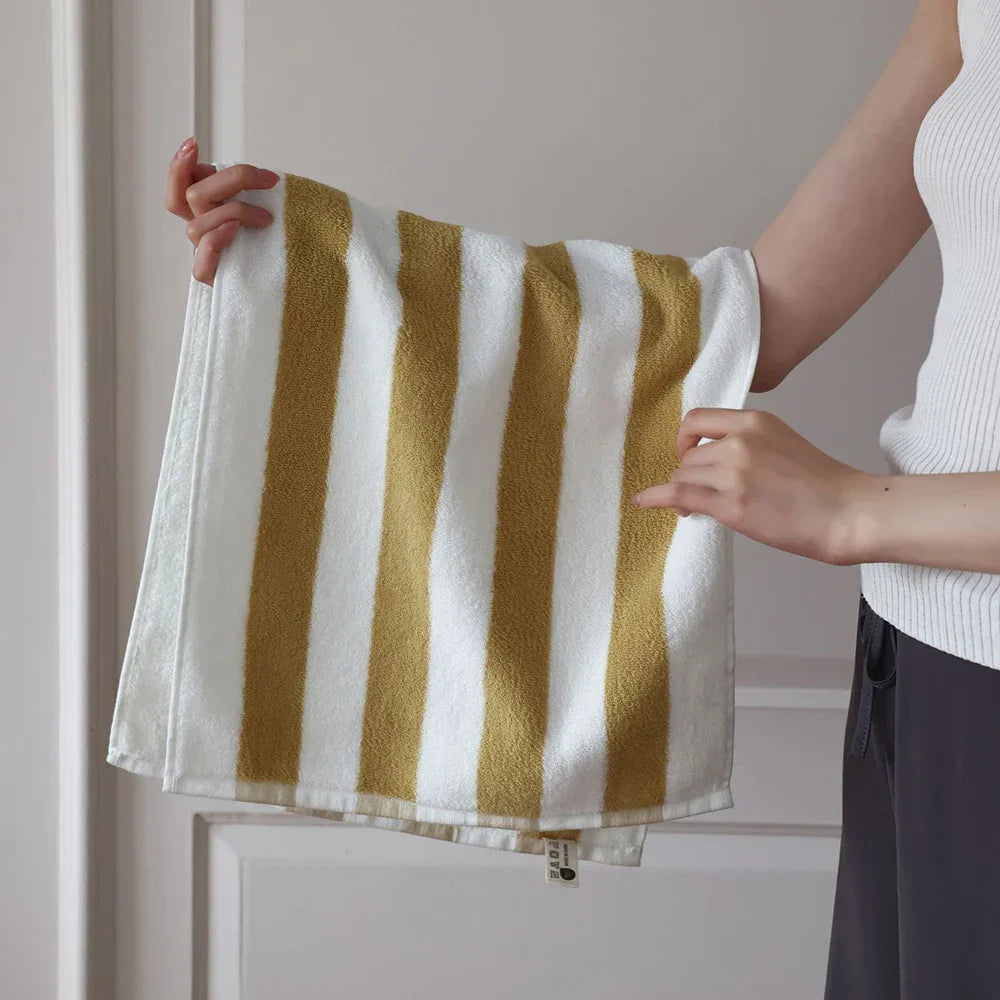RetroStripe Luxe Baumwollhandtuch – Gestreiftes Baumwoll-Handtuch in Hotelqualität | Brehn