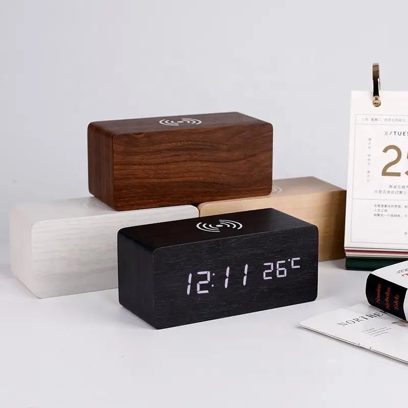 Minimalistischer LED Holz-Wecker mit Temperaturanzeige, kabelloser Ladefunktion und digitaler Zeitanzeige – Ideal für Schlafzimmer und Büro | Brehn