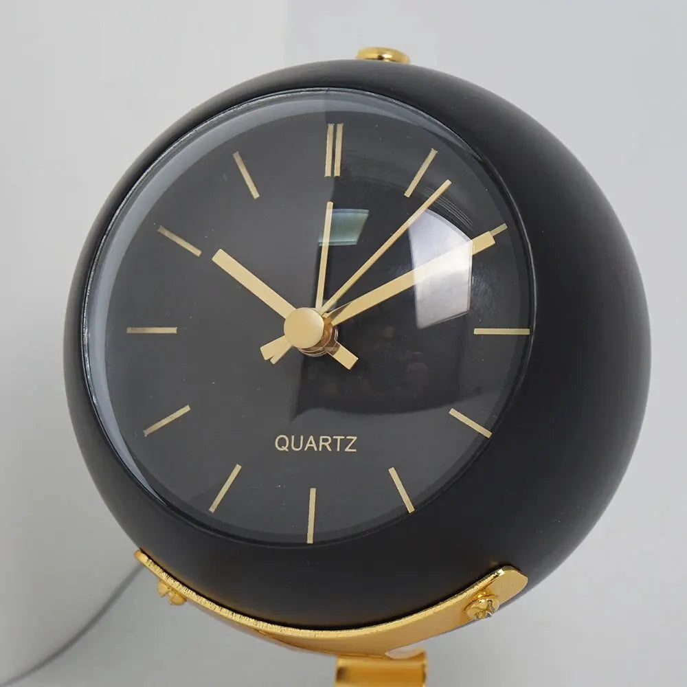 Minimalistische skandinavische Tischuhr mit lautlosem Quarzwerk | Brehn
