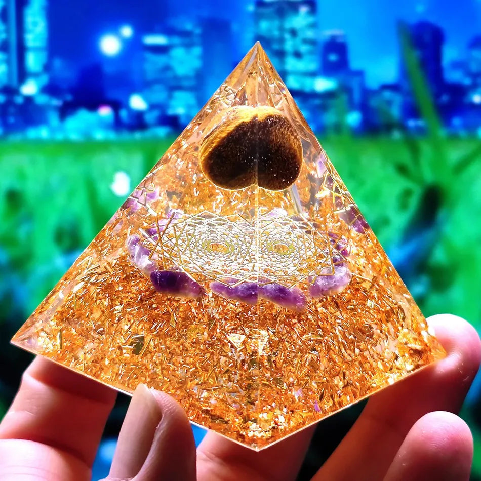Orgonite-Pyramide mit Amethyst Pendel – Energie, Schutz und Dekoration | Brehn
