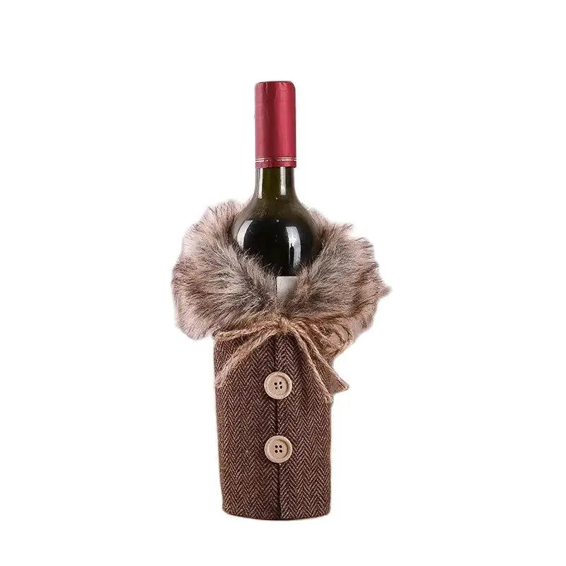 Weihnachtliche Flaschenhülle mit Fellkragen – Festliche Hülle für Weinflaschen, Wichtel-Deko für Weihnachten, Perfekt als Geschenkverpackung | Brehn