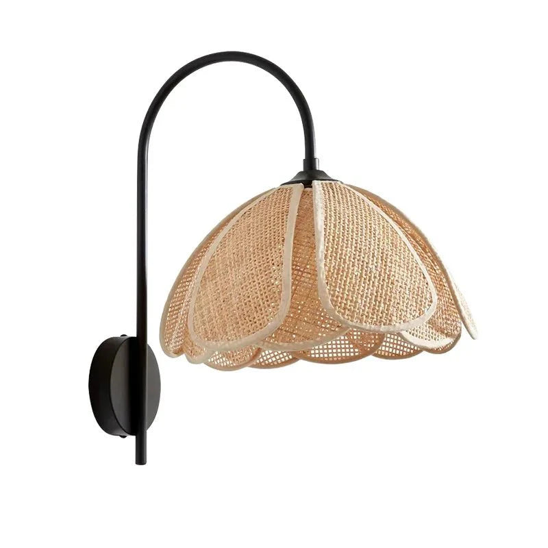 Brehn | LumaFlora - Elegante Rattan-Wandleuchte - Warme florale Atmosphäre