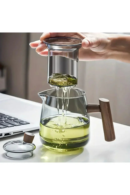 Teekanne aus Glas mit Holzgriff