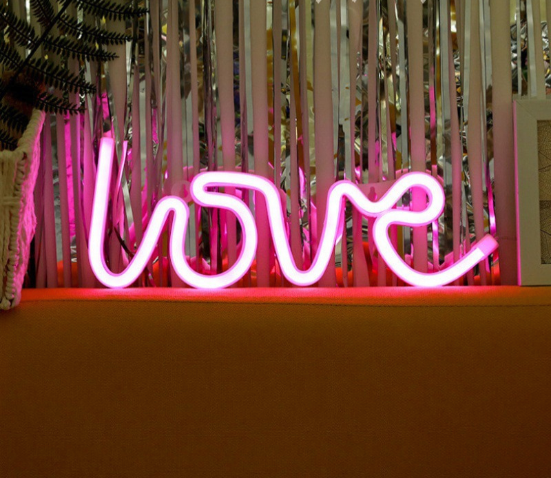 Brehn | Liebe Neon Buchstaben | Erstelle eine romantische Szene